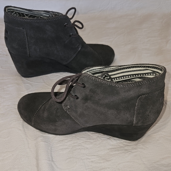 TOMS Dark Gray Suede Comfort Wedge Booties Shoes Women’s Size 9 Fall Boots - Picture 3 of 10